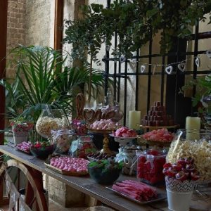 mesa dulce con elementos florales